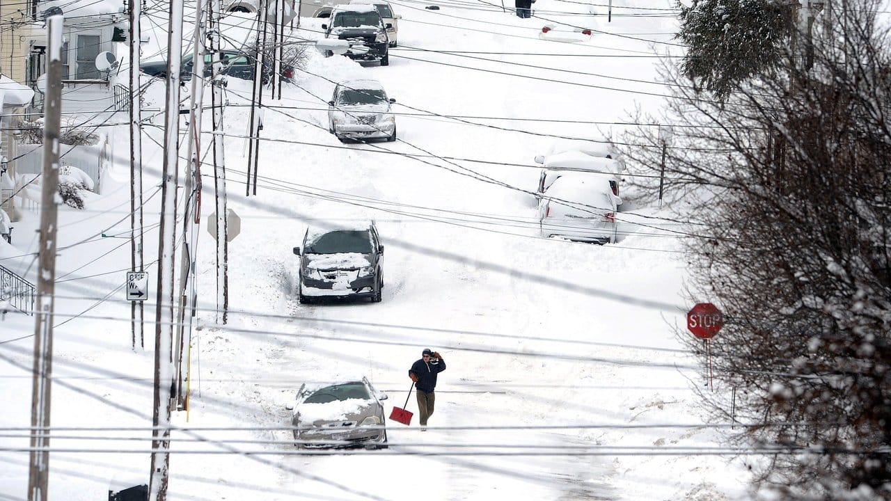 Kampf gegen die Schnemassen in der Stadt Erie in Pennsylvania. Kampf gegen die Schnemassen in der Stadt Erie in Pennsylvania.