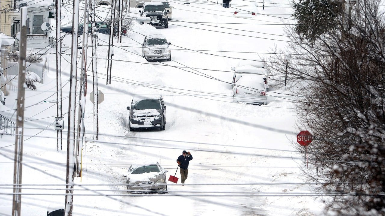 Kampf gegen die Schnemassen in der Stadt Erie in Pennsylvania.