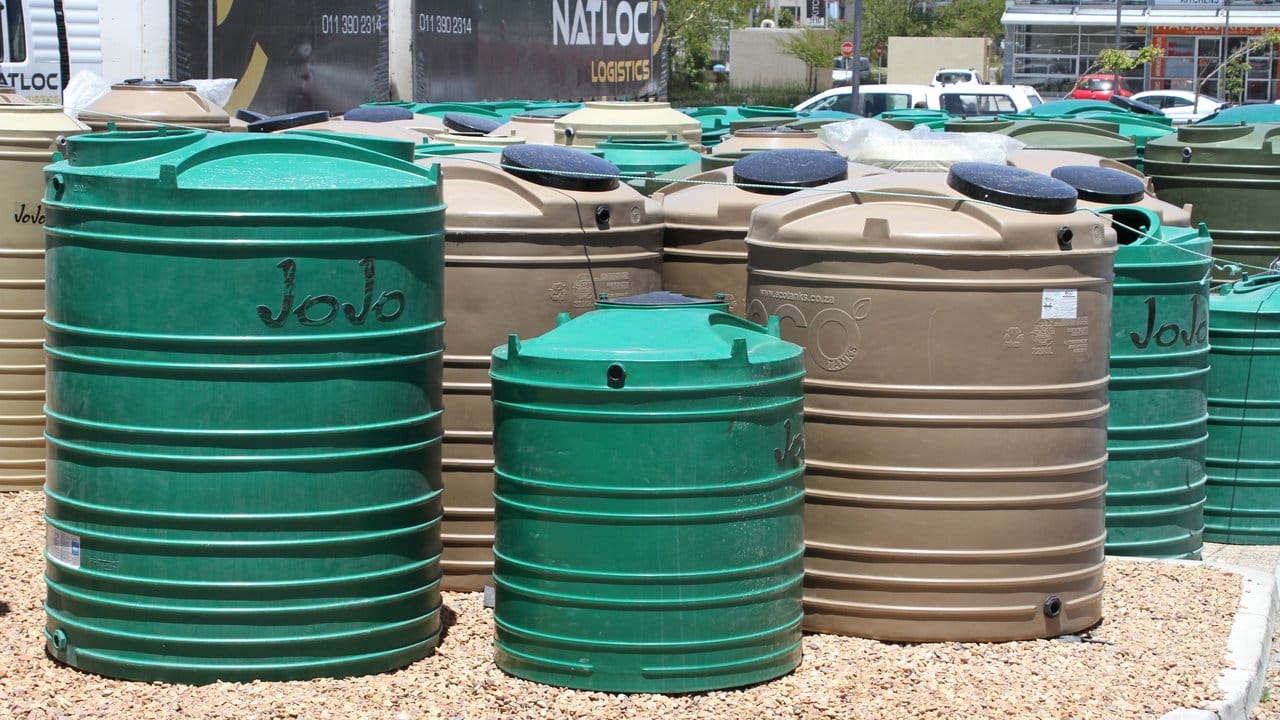 Eine letzte Bestellung von Regenwassertonnen auf dem Parkplatz eines Baumarkts in Kapstadt: Die Tonnen sind wegen der Wasserkrise überall ausverkauft. Eine letzte Bestellung von Regenwassertonnen auf dem Parkplatz eines Baumarkts in Kapstadt: Die Tonnen sind wegen der Wasserkrise überall ausverkauft.