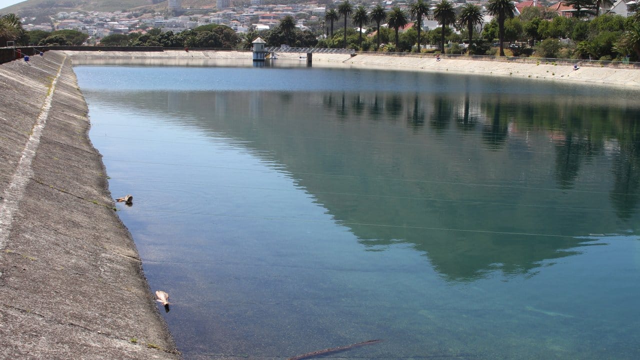 Der Wasserpegel im Molteno Reservoir im Zentrum von Kapstadt ist drastisch gesunken. Der Wasserpegel im Molteno Reservoir im Zentrum von Kapstadt ist drastisch gesunken.