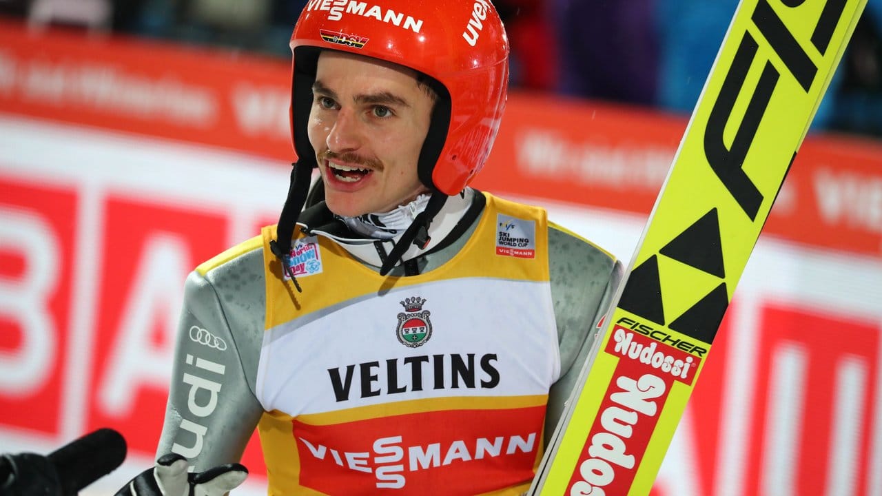 Richard Freitag belegt beim Auftaktspringen der Vierschanzentournee den Zweiten Platz hinter Kamil Stoch aus Polen. Richard Freitag belegt beim Auftaktspringen der Vierschanzentournee den Zweiten Platz hinter Kamil Stoch aus Polen.