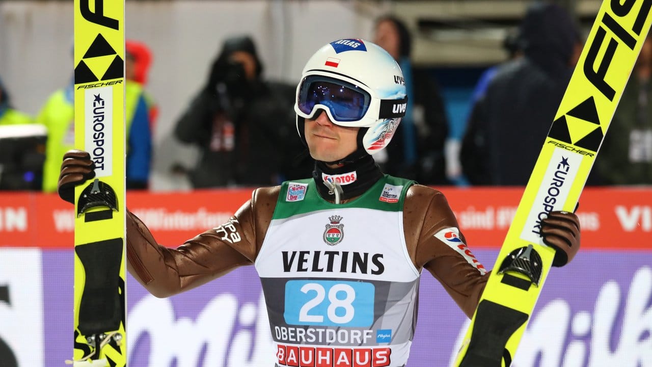 Kamil Stoch aus Polen gewinnt das Auftaktspringen der Vierschanzentournee in Oberstdorf. Kamil Stoch aus Polen gewinnt das Auftaktspringen der Vierschanzentournee in Oberstdorf.