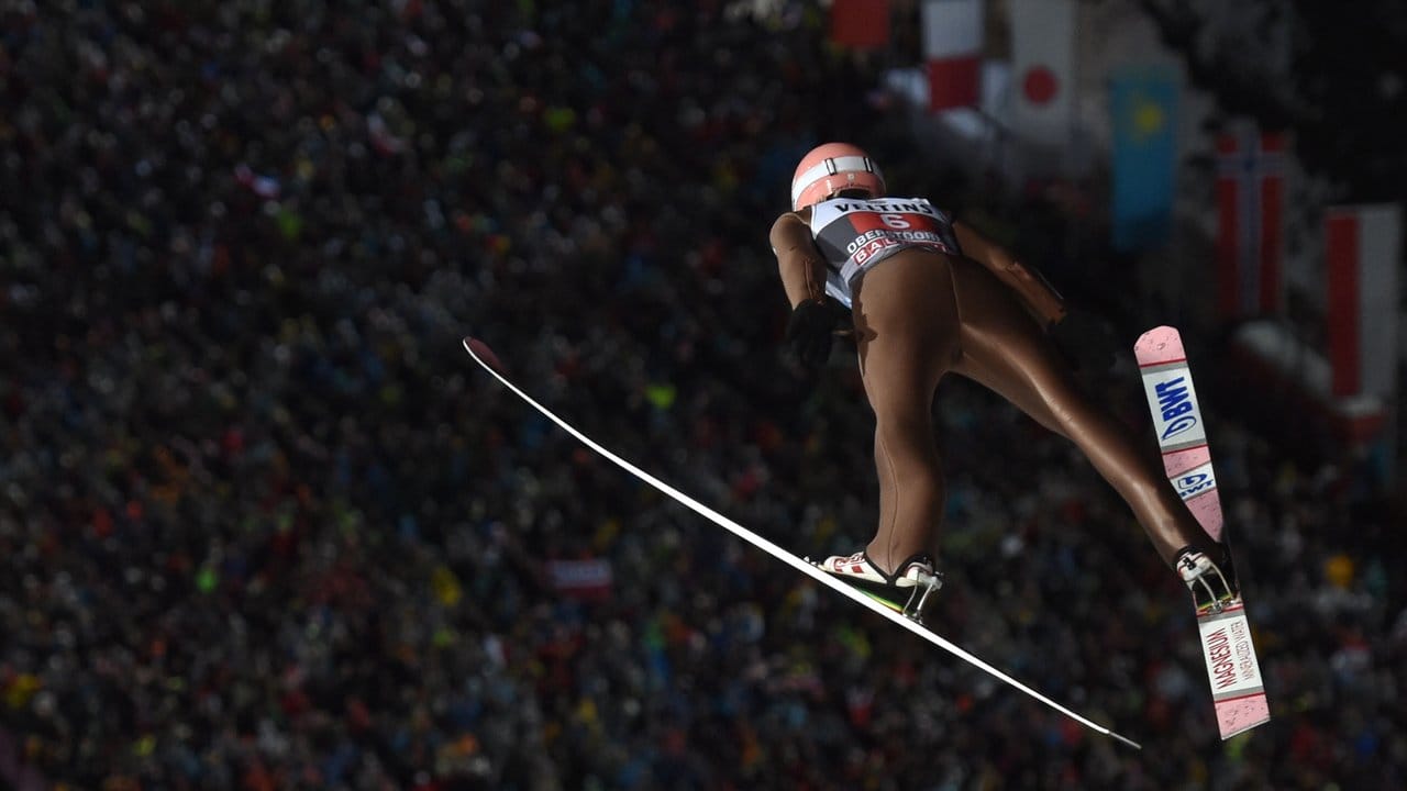 Dawid Kubacki aus Polen springt beim Tournee-Auftakt in Oberstdorf auf Platz 3. Dawid Kubacki aus Polen springt beim Tournee-Auftakt in Oberstdorf auf Platz 3.