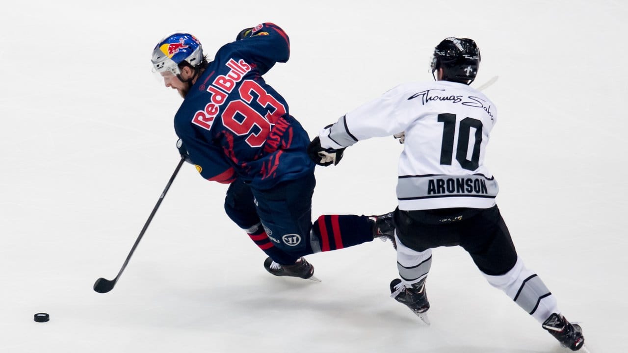 Maximilian Kastner (l) von München und Taylor Aronson von Nürnberg kämpfen um den Puck. Maximilian Kastner (l) von München und Taylor Aronson von Nürnberg kämpfen um den Puck.