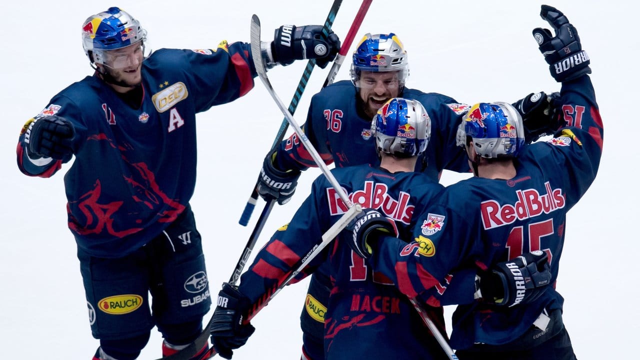 Keith Aucoin (l-r), Yannic Seidenberg, Torschütze Brooks Macek und Jason Jaffray von München jublen über das Tor zum 3:2. Keith Aucoin (l-r), Yannic Seidenberg, Torschütze Brooks Macek und Jason Jaffray von München jublen über das Tor zum 3:2.