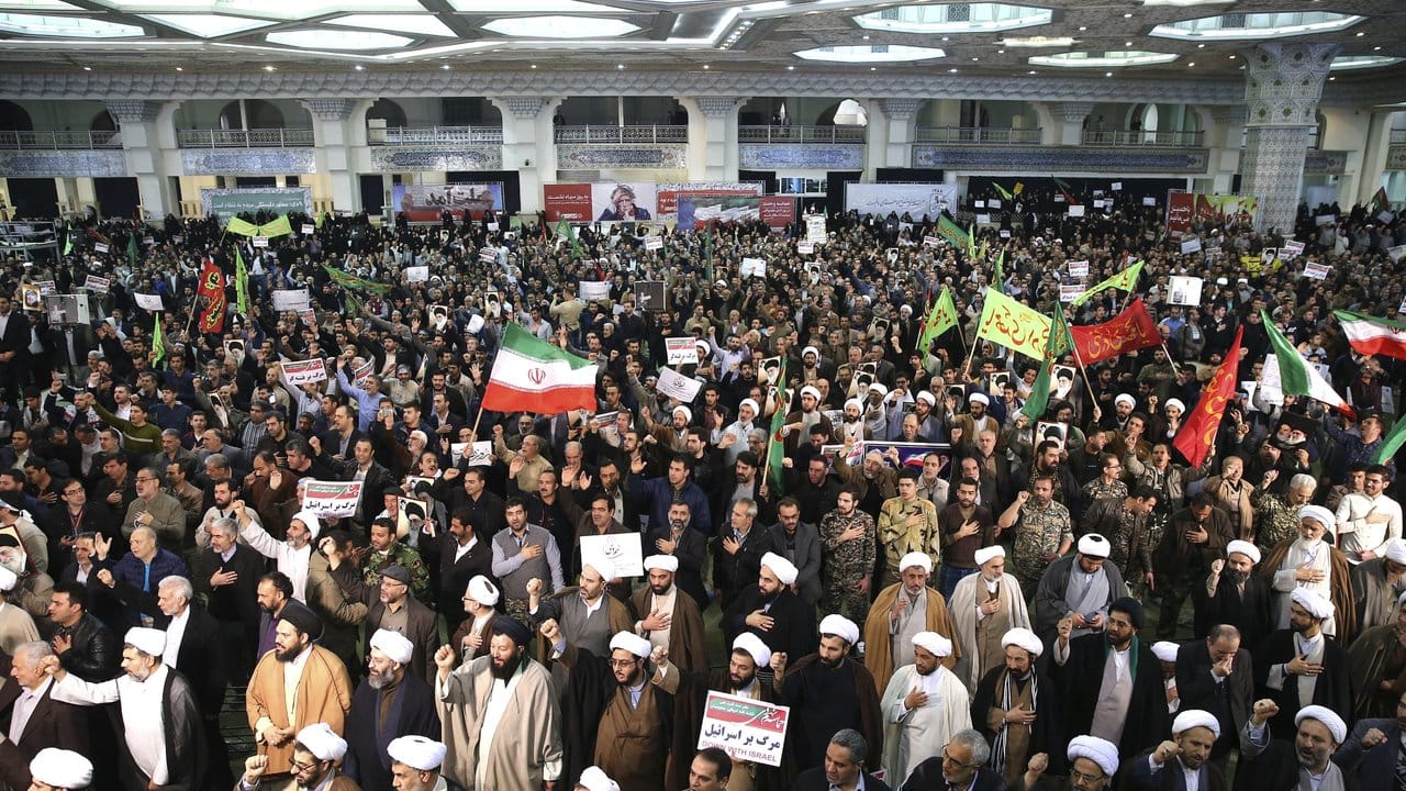 Iraner demonstrieren in Teheran, um die Regierung zu unterstützen.