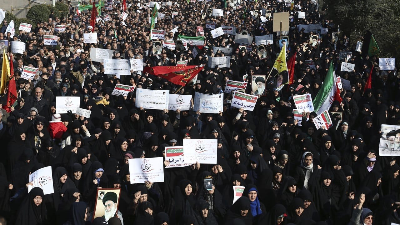 In Teheran und anderen Städten gab es auch staatlich organisierte Demonstrationen gegen die regimekritischen Versammlungen.