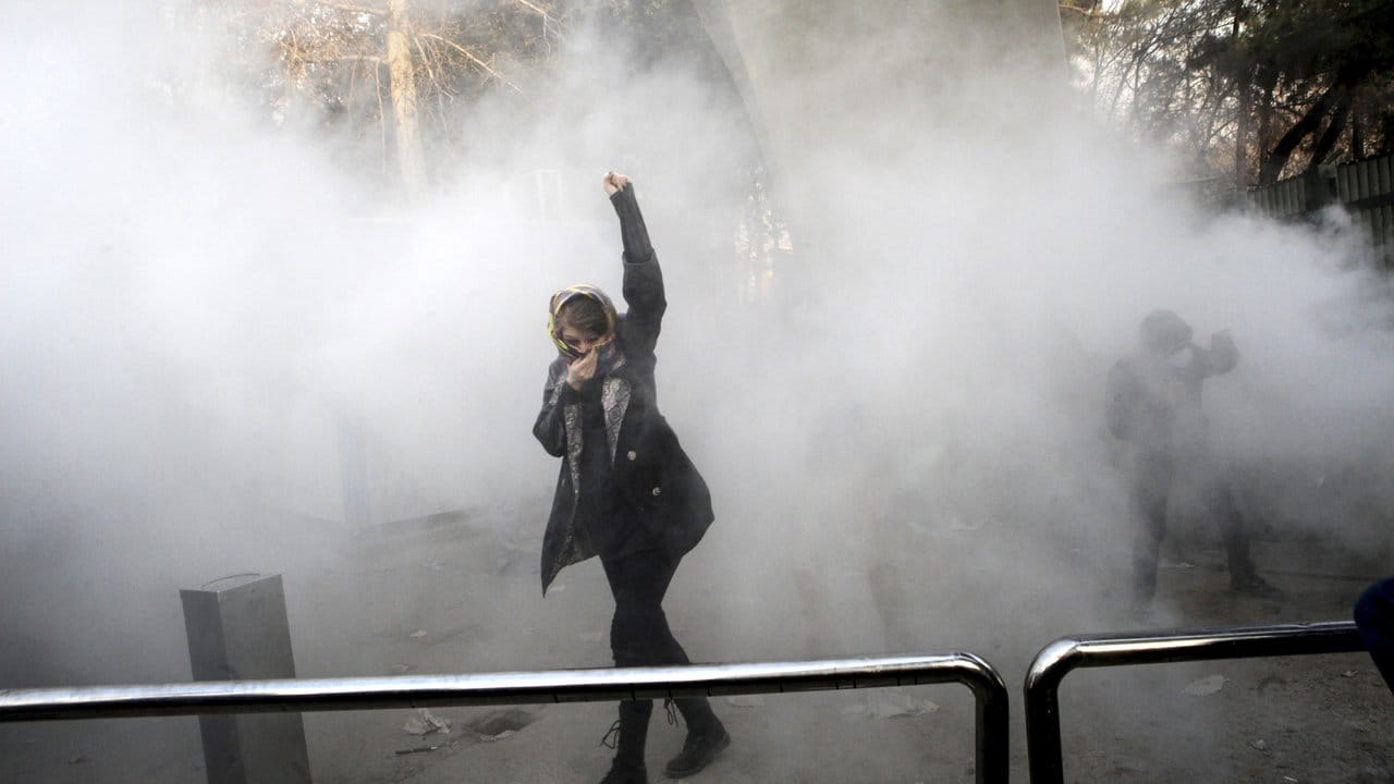 Iranische Sicherheitskräfte setzten Tränengas ein, um Demonstranten zu zerstreuen.