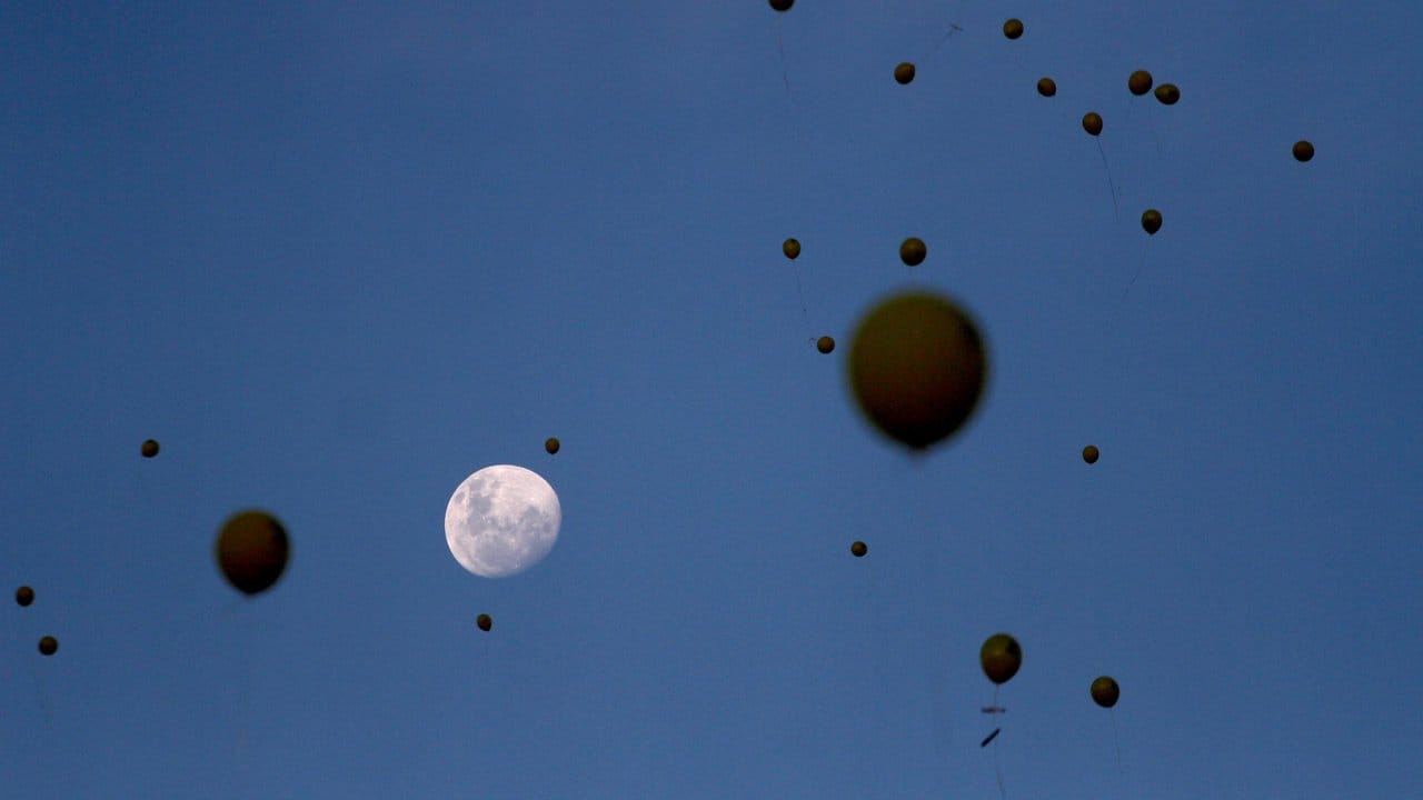 In Santiago de Chile lassen Menschen Ballons mit persönlichen Wünschen für das neue Jahr in den Himmel steigen.