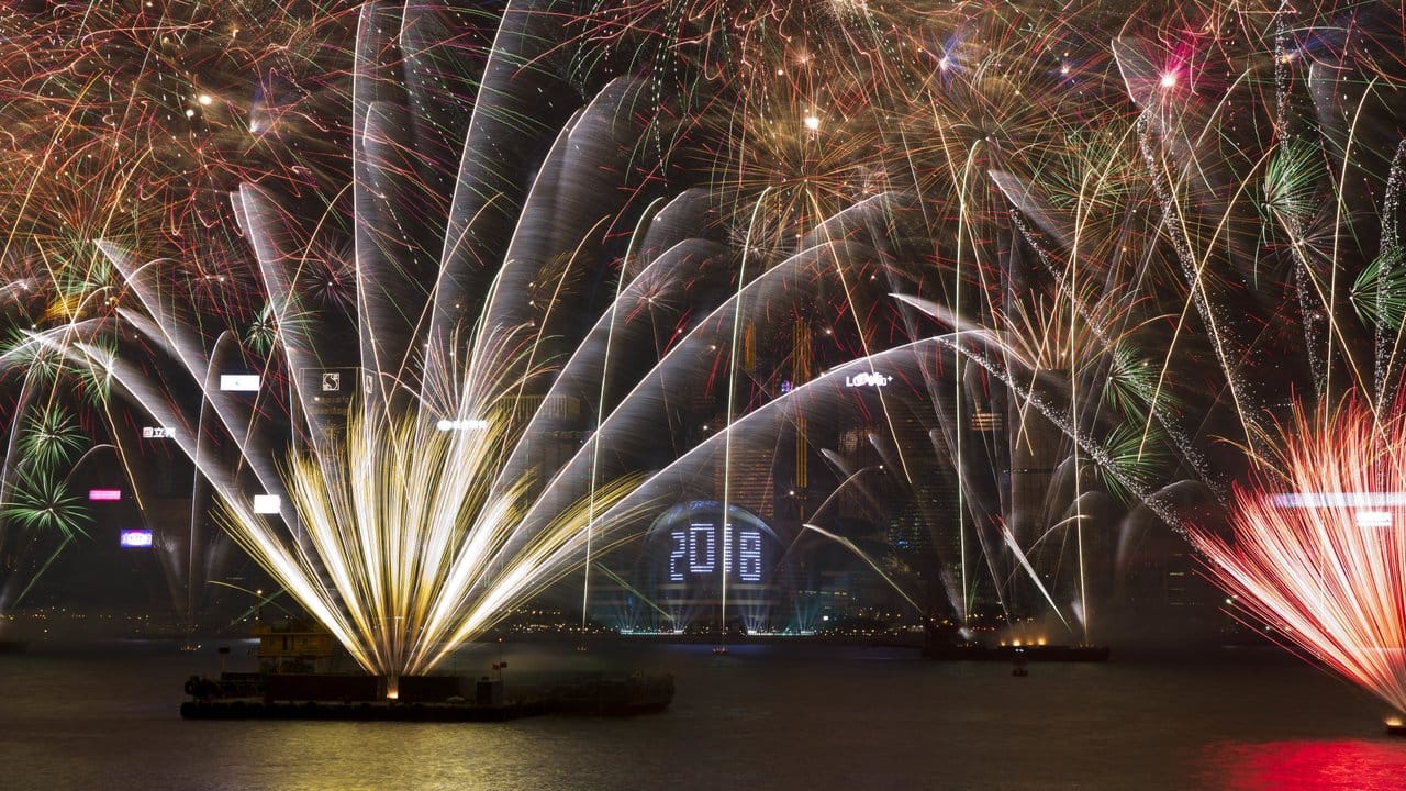 Ein Meer aus Licht: Hongkong feiert Silvester. Ein Meer aus Licht: Hongkong feiert Silvester.