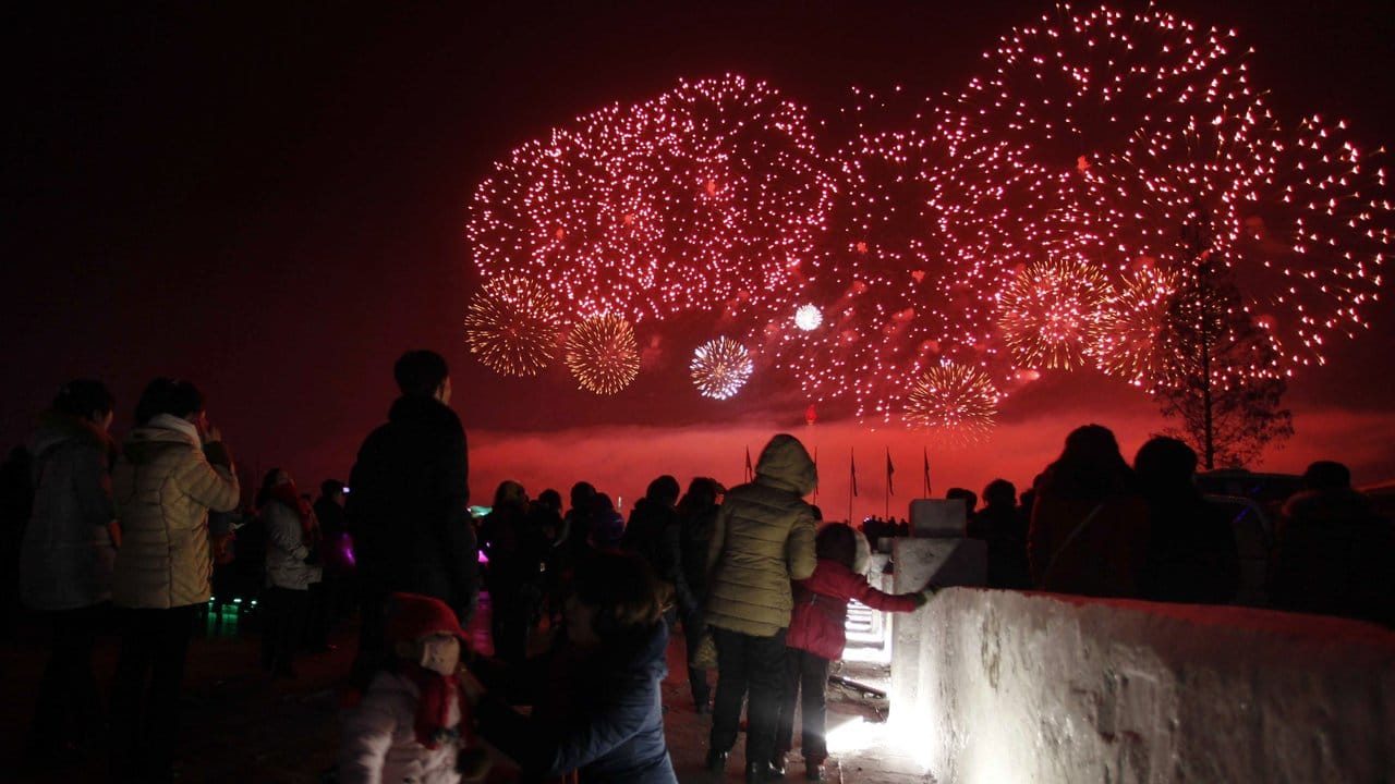 In Pjöngjang (Nordkorea) wird das neue Jahr mit einem Feuerwerk begrüßt. In Pjöngjang (Nordkorea) wird das neue Jahr mit einem Feuerwerk begrüßt.