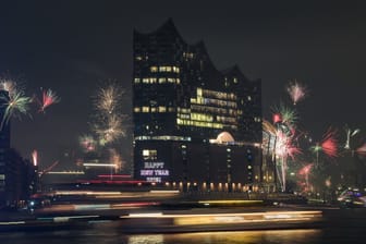 Silvester-Feuerwerk an der Elbphilharmonie (Archivbild): Nicht überall in Hamburg blieb es in der Silvesternacht friedlich.