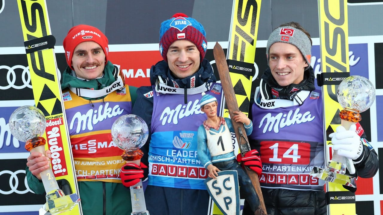 Neujahrs-Podium in Garmisch-Partenkirchen: Richard Freitag (l-r) neben Sieger Kamil Stoch und dem Drittplatzierten Anders Fannemel. Neujahrs-Podium in Garmisch-Partenkirchen: Richard Freitag (l-r) neben Sieger Kamil Stoch und dem Drittplatzierten Anders Fannemel.
