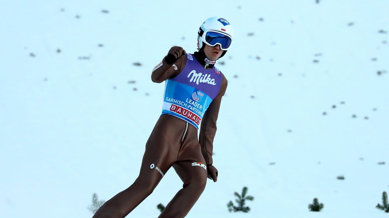 Geschafft: Kamil Stoch bejubelt seinen Sieg beim Neujahrsspringen. Geschafft: Kamil Stoch bejubelt seinen Sieg beim Neujahrsspringen.