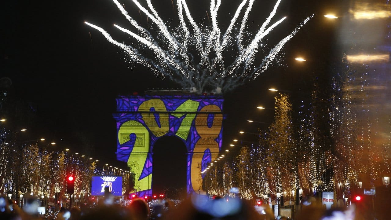 Champs-Élysées, Arc de Triomphe, Feuerwerk: Paris begrüßt 2018.
