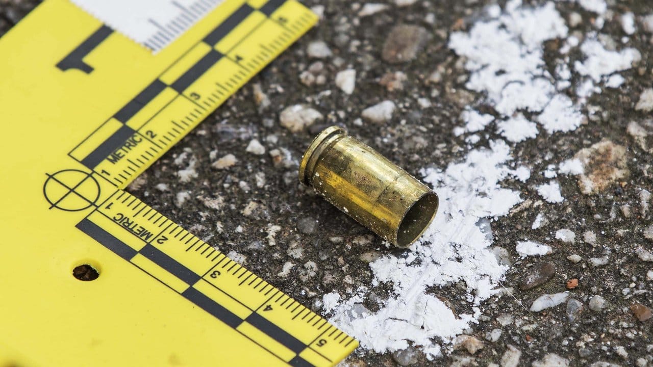 Eine Patronenhülse liegt in Salzgitter an dem Ort, an dem die Zwölfjährige in der Silvesternacht angeschossen wurde.