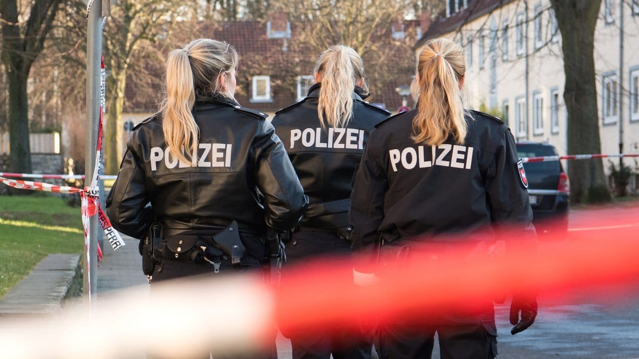 Drei Polizistinnen stehen am abgesperrten Tatort in Salzgitter.