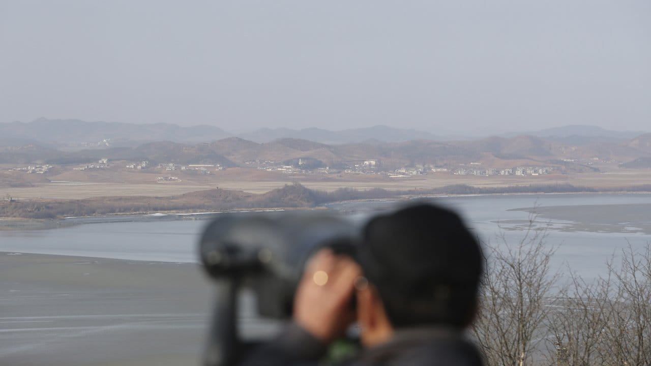 Mit einem Fernglas schaut ein Besucher zur nordkoreanischen Seite vom Observatorium der Vereinigung in Paju, Südkorea.