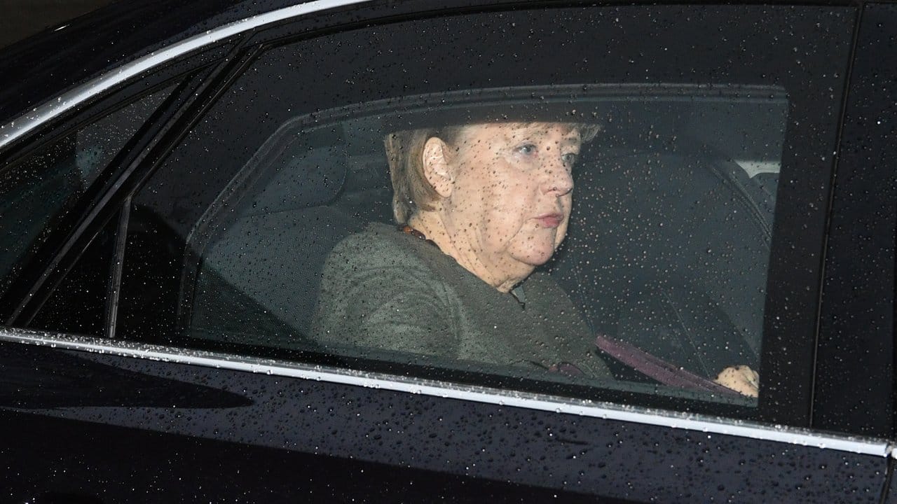 Bundeskanzlerin Angela Merkel kommt zu einem Treffen der Partei- und Fraktionschefs von CDU, CSU und SPD in der Bayerischen Landesvertretung in Berlin.