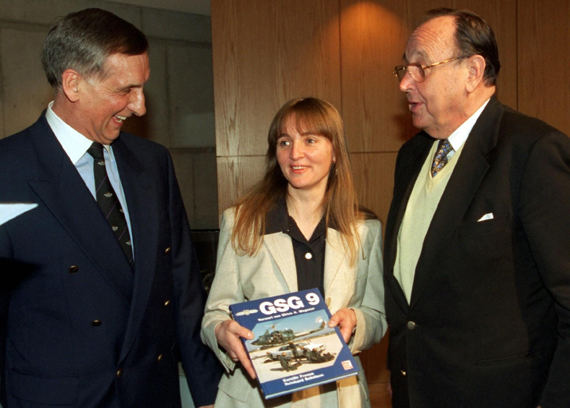 April 1997: Wegener (li.) mit der Buchautorin Kerstin Froese und dem früheren Bundesminister Hans-Dietrich Genscher bei der Vorstellung eines Buches über die GSG-9.
