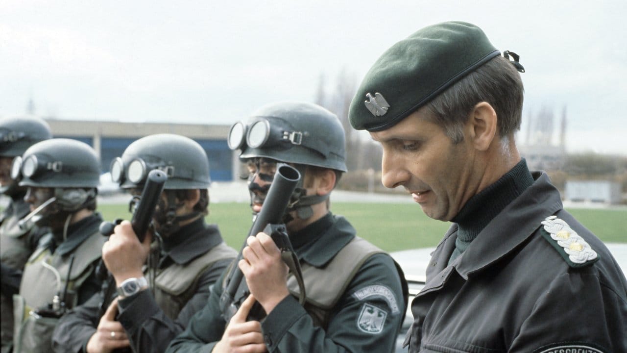 Ulrich Wegener (R) im Jahr 1979 mit der kleinsten taktischen Einheit der GSG 9, der Spezialeinsatztruppe.