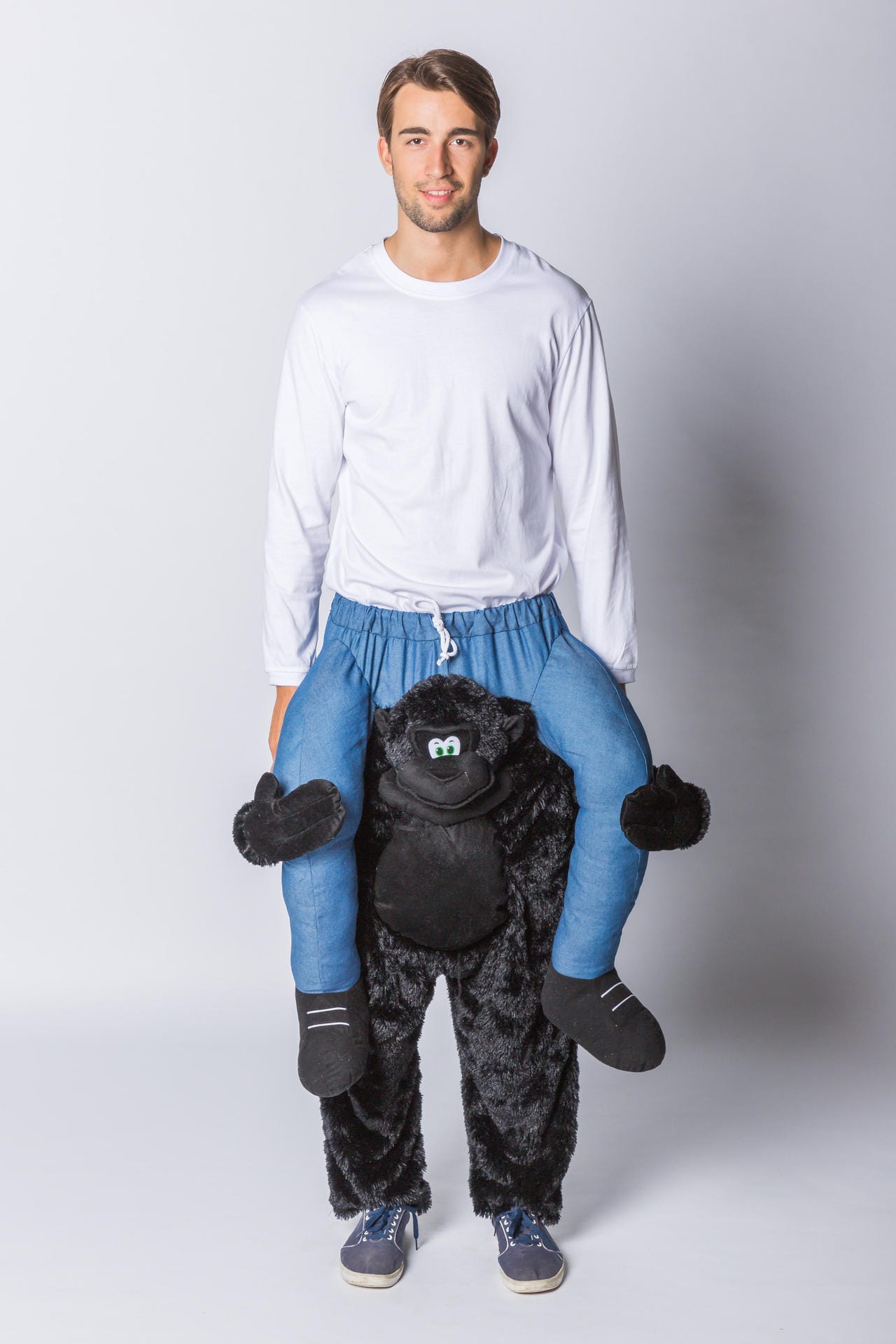 Der kleine Affe trägt einen Mann auf seinen Schultern: So wirkt es bei den sogenannten "Carry-me-Kostümen". Sie gibt es in vielen Varianten, etwa mit Zwergen oder Dinosauriern.