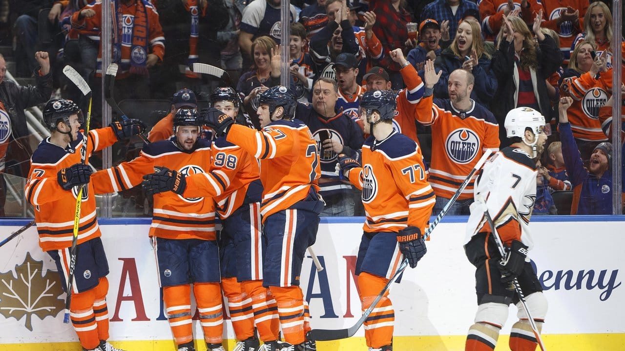 Die Edmonton Oilers feiern ein Tor im Spiel gegen Anaheim Ducks.