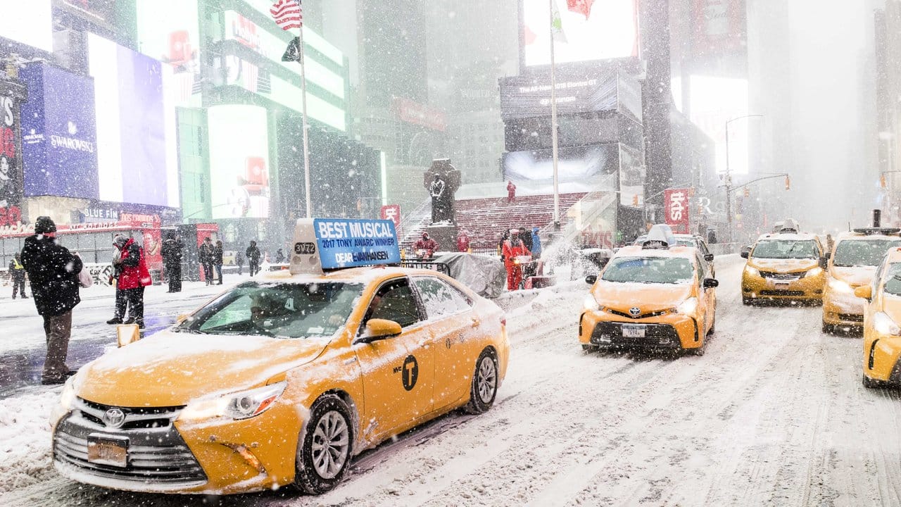 Taxis am Times Square in New York. Taxis am Times Square in New York.