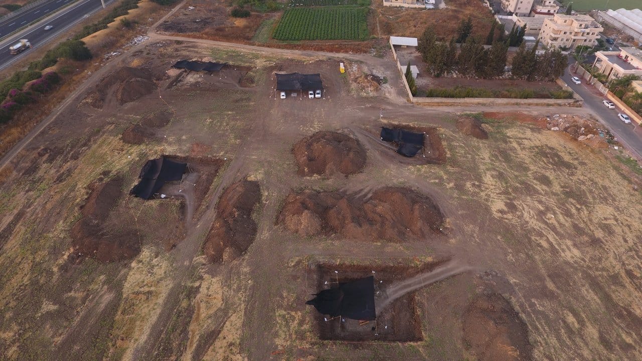 Archäologen arbeiten auf einer prähistorischen Ausgrabungsstätte in Jaljulia.