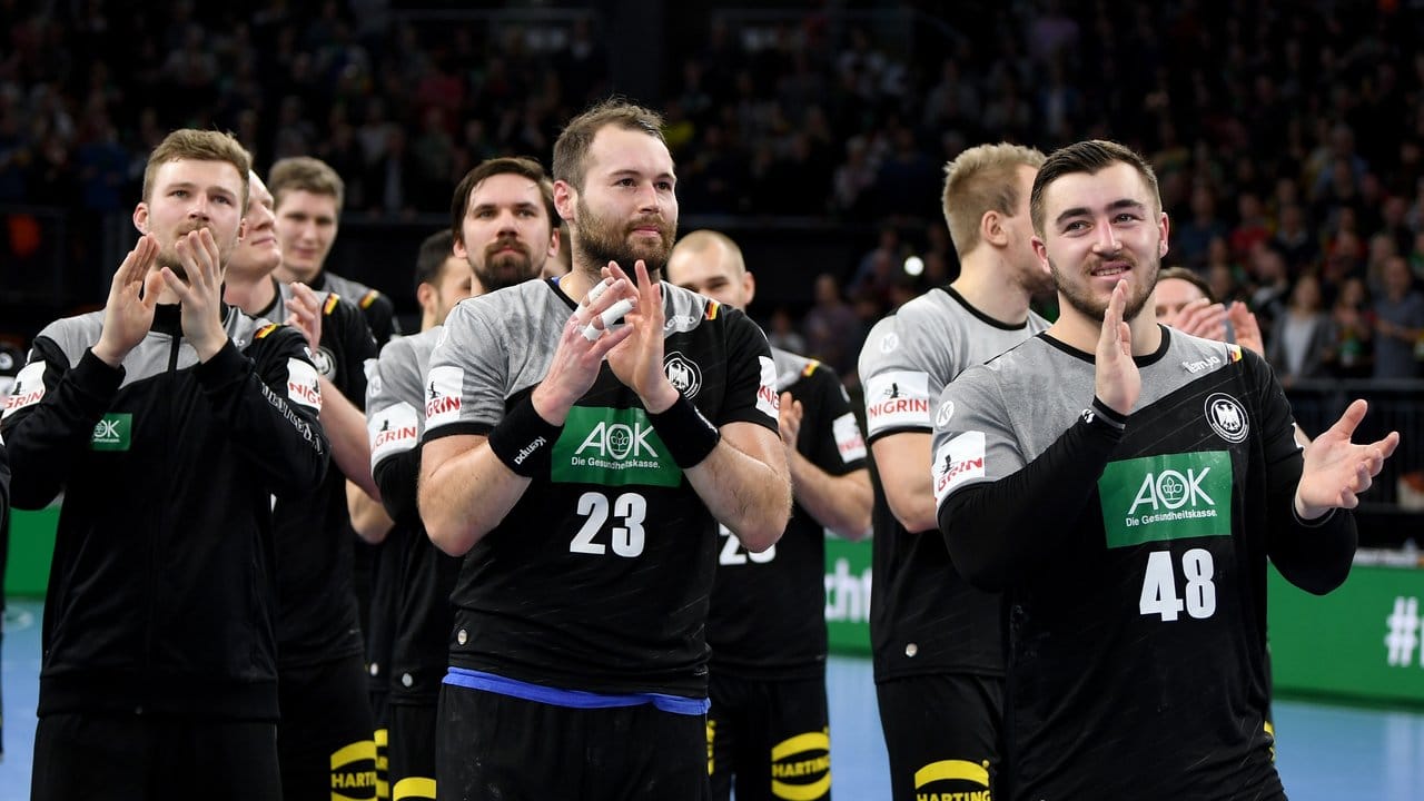 Deutschlands Spieler bedanken sich nach Spielende bei den Fans.