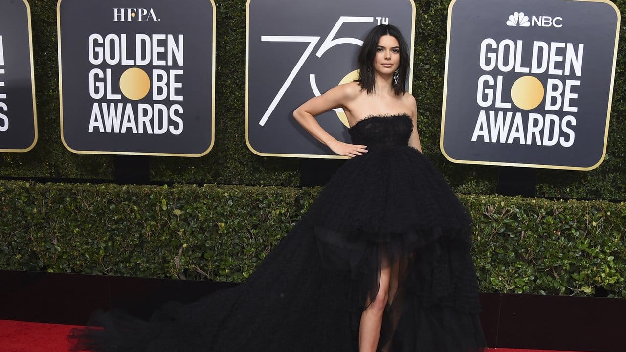 Top-Model auf dem roten Teppich: Kendall Jenner, die ein Kleid von Giambattista Valli trägt, ist zum ersten Mal bei den Golden Globes.
