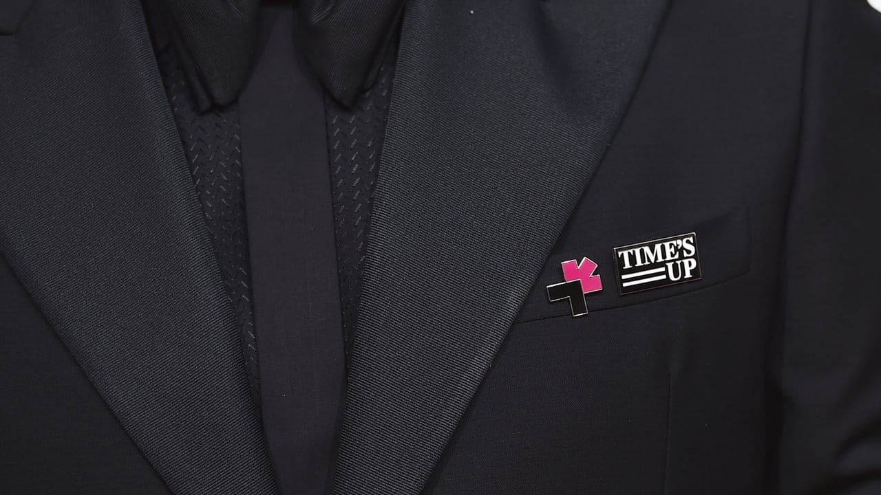 Viele Stars tragen den "Time's Up"-Anstecker. Viele Stars tragen den "Time's Up"-Anstecker.