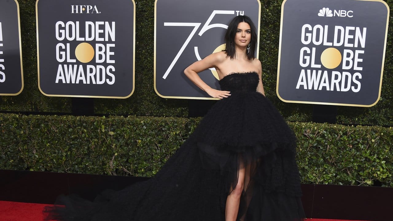 Top-Model auf dem roten Teppich: Kendall Jenner, die ein Kleid von Giambattista Valli trägt, ist zum ersten Mal bei den Golden Globes. Top-Model auf dem roten Teppich: Kendall Jenner, die ein Kleid von Giambattista Valli trägt, ist zum ersten Mal bei den Golden Globes.