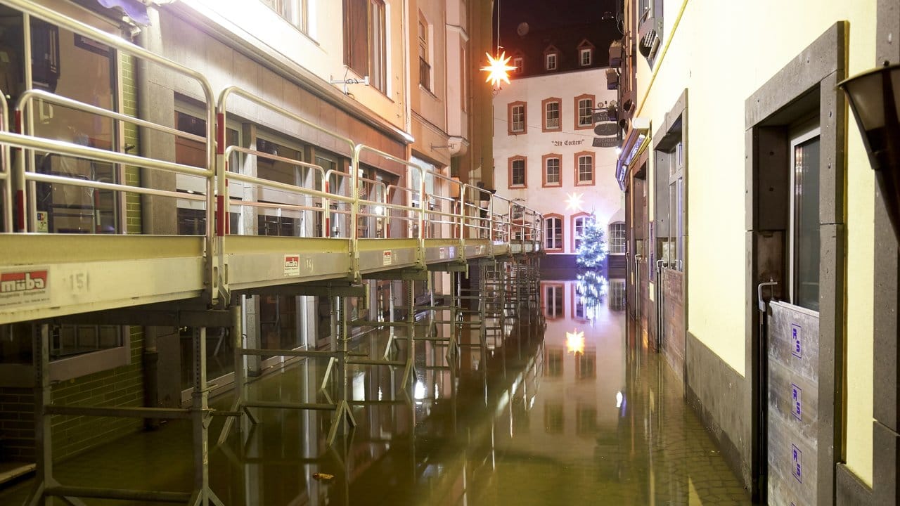 In Cochem an der Mosel kommt man auf Brücken trocken durch die Altstadt.