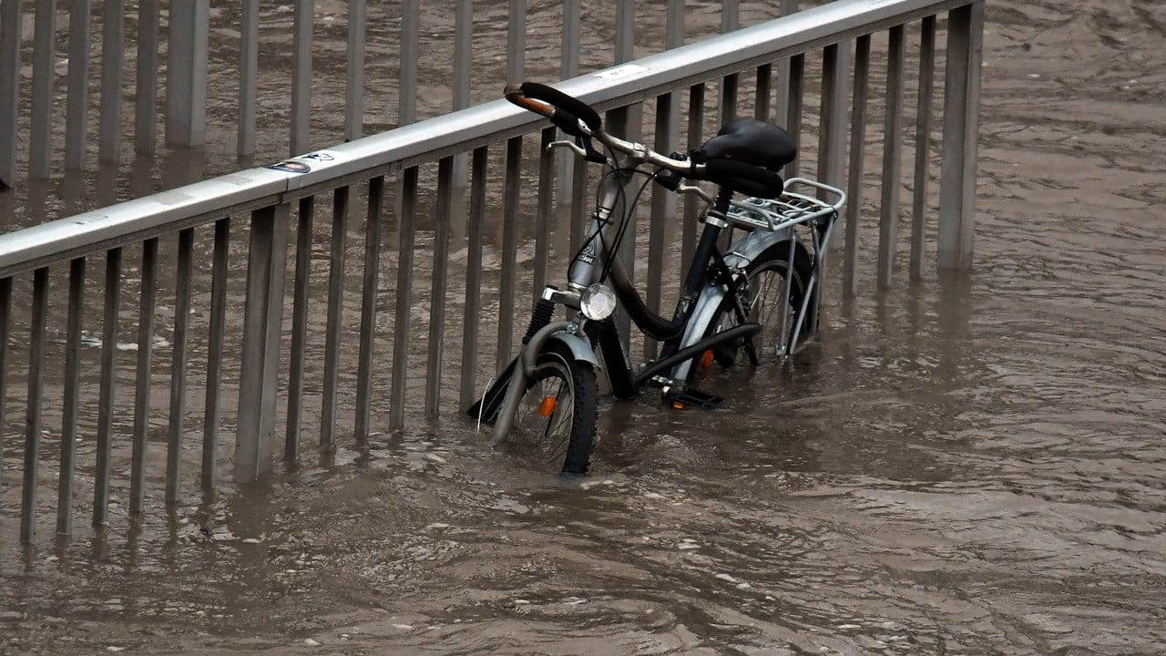 In Köln ist das Flussbett des Rheins besonders eng.