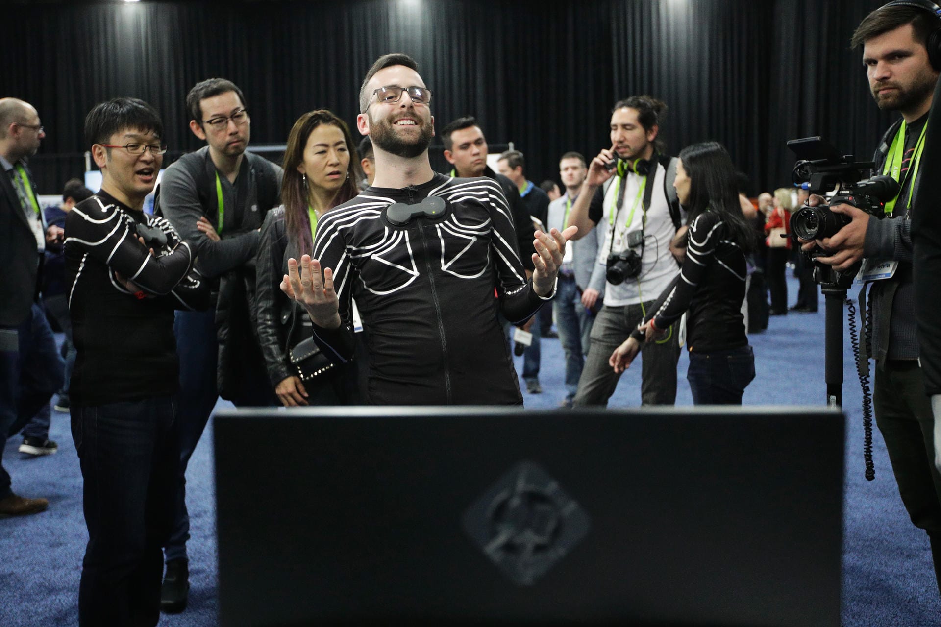 Nick Statt trägt ein Shirt der Firma Xenoma, das Bewegungen registriert und spielt damit ein Computerspiel.