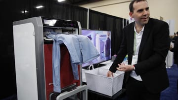 Cal Rozov demonstriert "FoldiMate", eine Maschine, die Wäsche faltet. Der Haushalt läuft damit mehr und mehr von selbst.