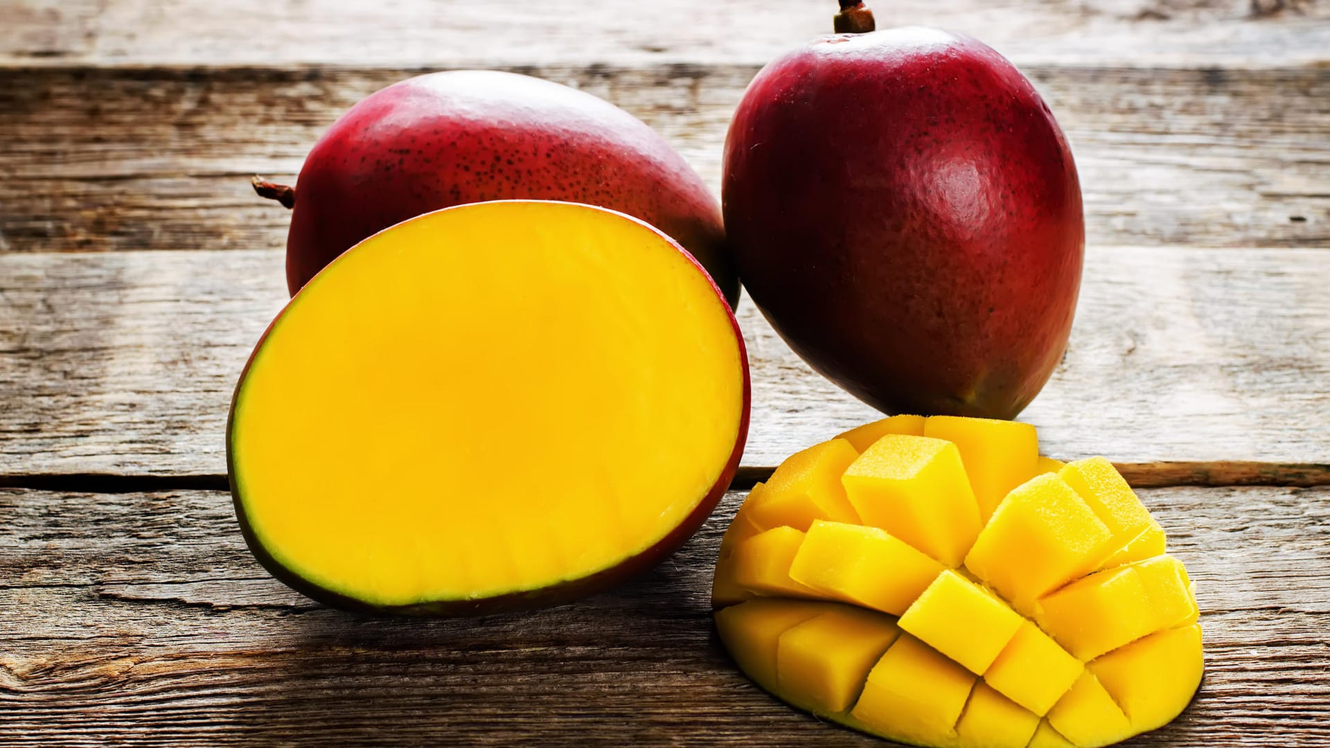 Mangos: Das Schälen einer Mango gelingt mit einigen Tricks ganz einfach.