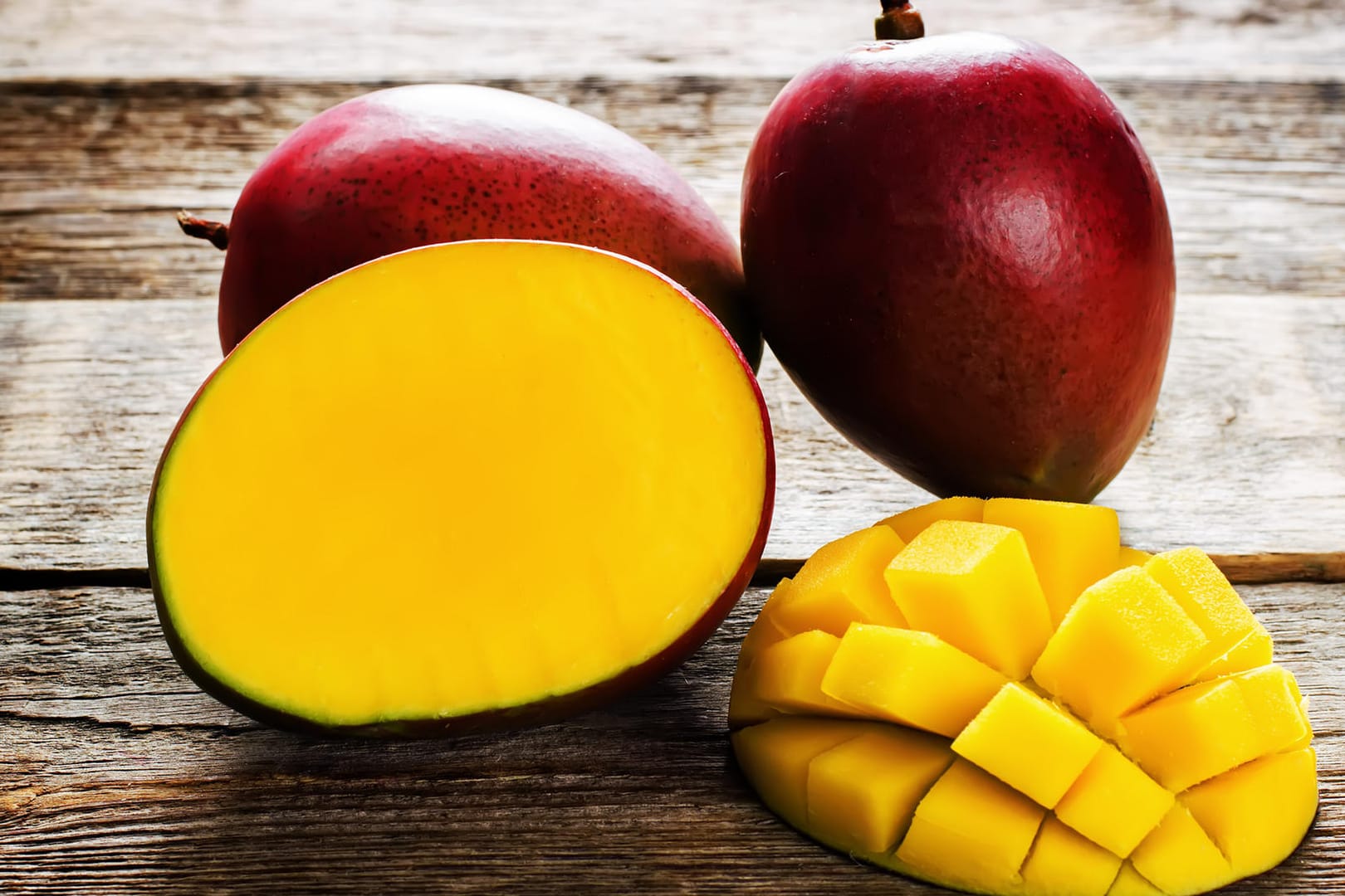 Mangos: Das Schälen einer Mango gelingt mit einigen Tricks ganz einfach.