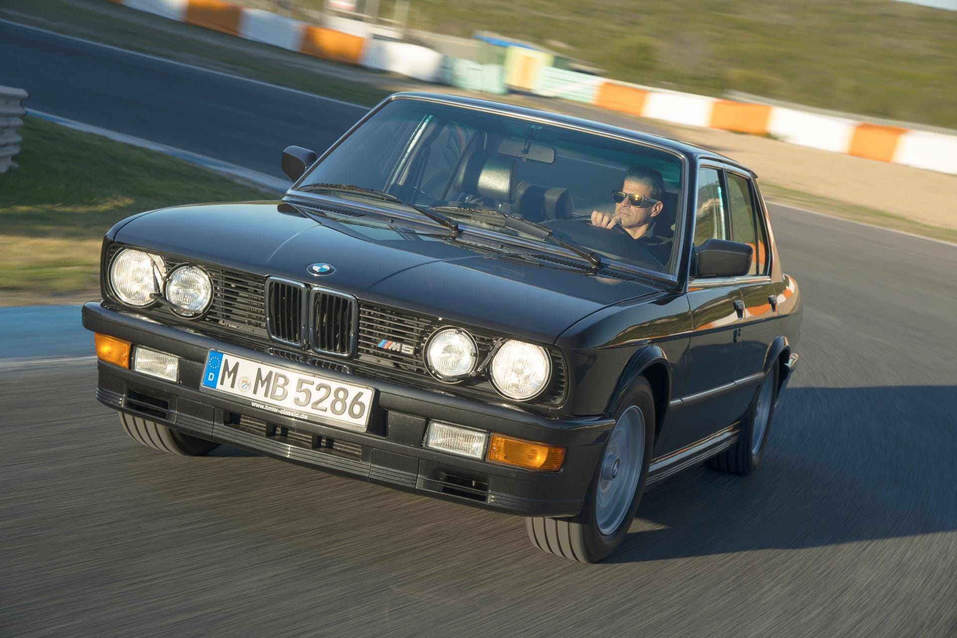 Klassischer Look: Der erste M5 von BMW trat optisch relativ reduziert auf, versprach und hielt aber Fahrleistungen auf Sportwagen-Niveau.