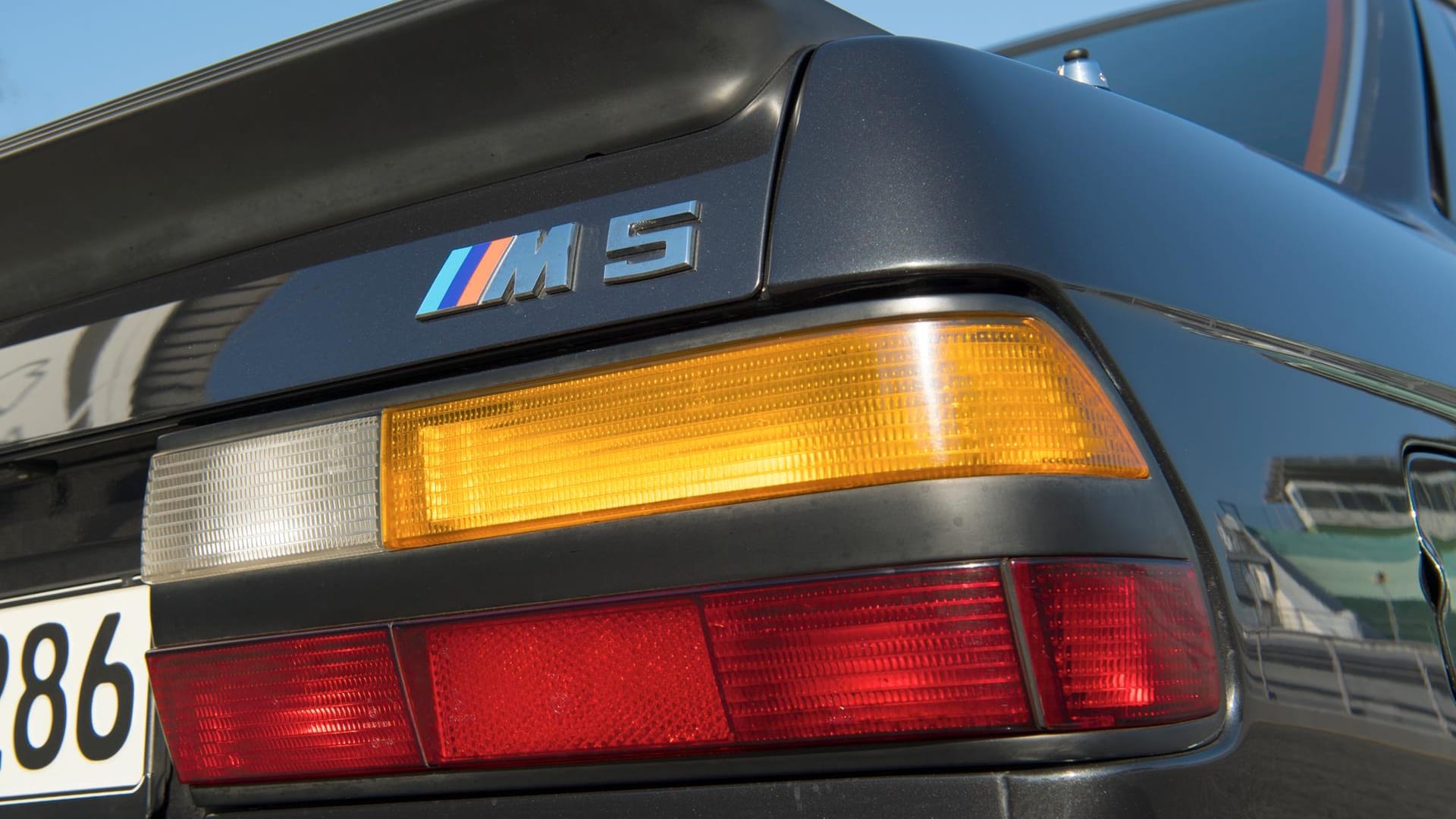 M wie Motorsport: Der M5 war das erste Auto der M GmbH, dass nur das "M" im Typenkürzel trug.