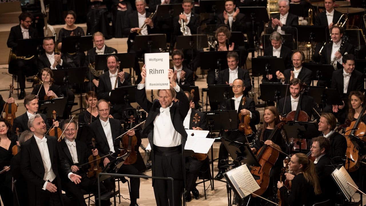 Dirigent Thomas Hengelbrock und das NDR Elbphilharmonie Orchester beim Eröffnungskonzert.