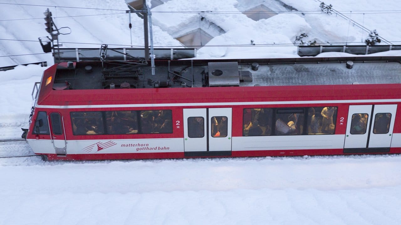 Es rollt wieder: Der erste Zug verlässt in Zermatt den Bahnhof.