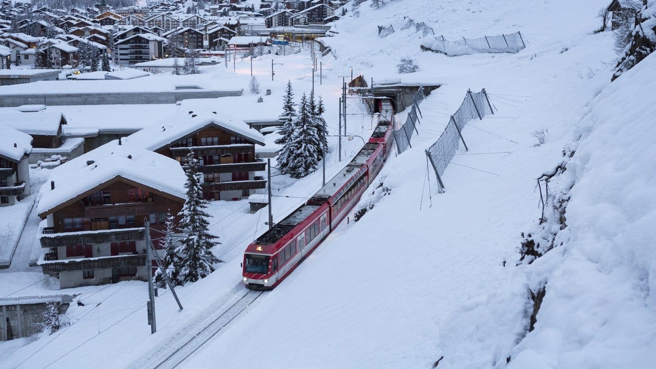 Am frühen Abend fuhren nach zwei Tagen wieder die ersten Züge in das autofreie Dorf Zermatt. Am frühen Abend fuhren nach zwei Tagen wieder die ersten Züge in das autofreie Dorf Zermatt.