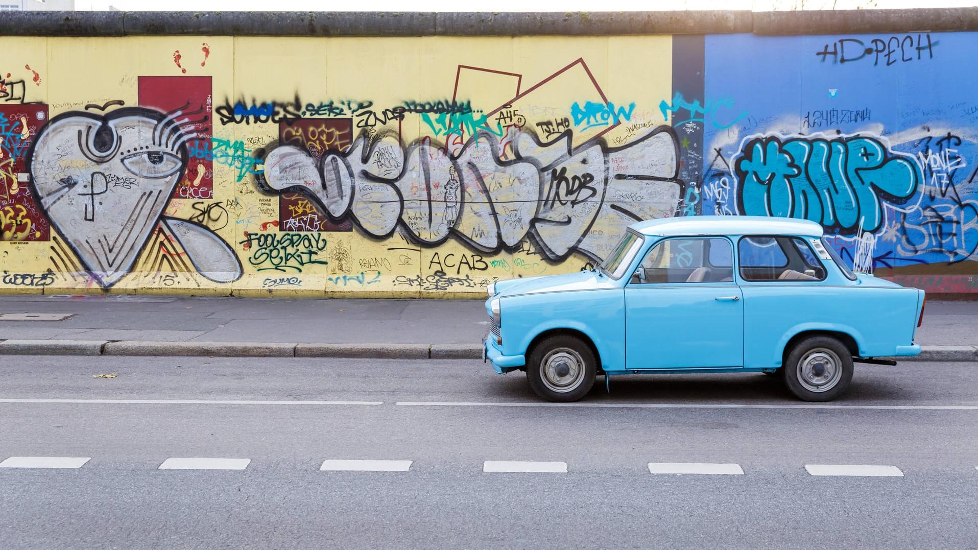 Ein Trabi an der Berliner East Side Gallery.