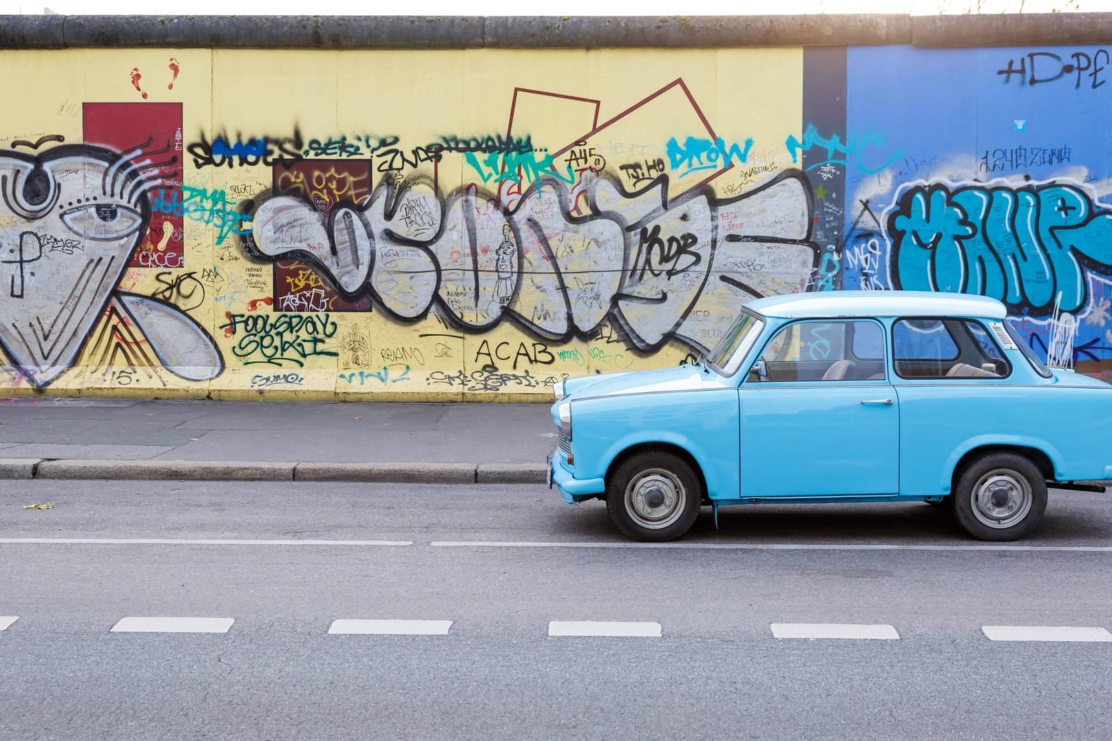 Ein Trabi an der Berliner East Side Gallery.