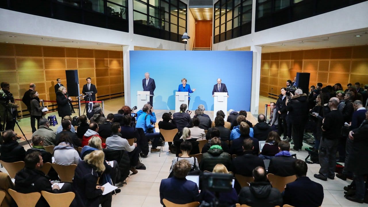 Horst Seehofer (l), Martin Schulz (r) und Angela Merkel (CDU) bei einer Pressekonferenz im Willy-Brandt-Haus in Berlin.