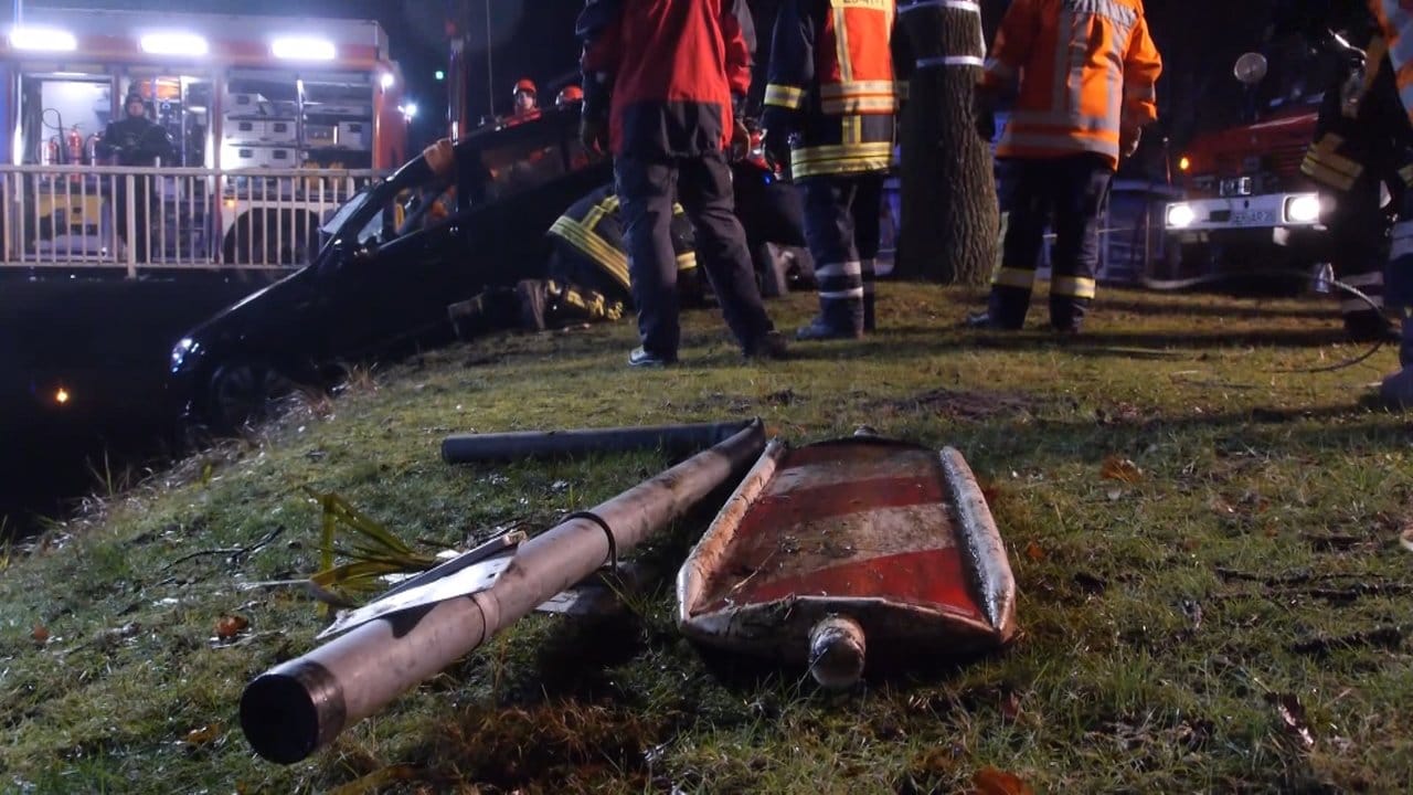 Rettungskräfte ziehen in Westrhauderfehn ein Auto aus einem Kanal, in dem ein 14- und ein 15-Jähriger ums Leben kamen.