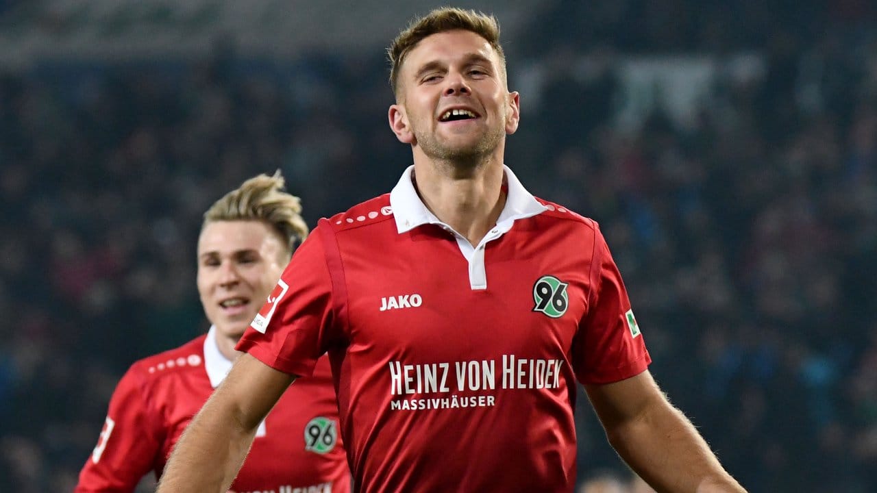 Mit drei Toren Mann des Tages in der Bundesliga: Hannovers Niclas Füllkrug (r).