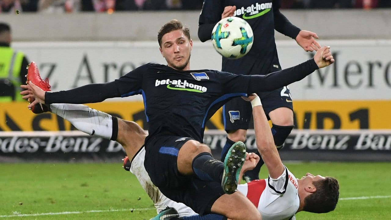 Unglücklich: Berlins Niklas Stark spitzelt den Ball zum 1:0 für den VfB Stuttgart ins Tor.